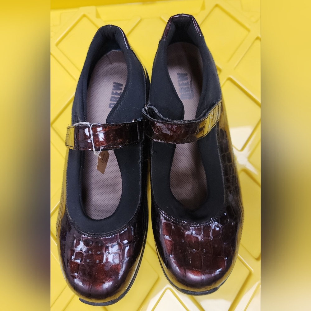 DREW Black and Tan Footwear